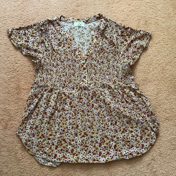 5 Medium sized Tops - Picture 7 of 10